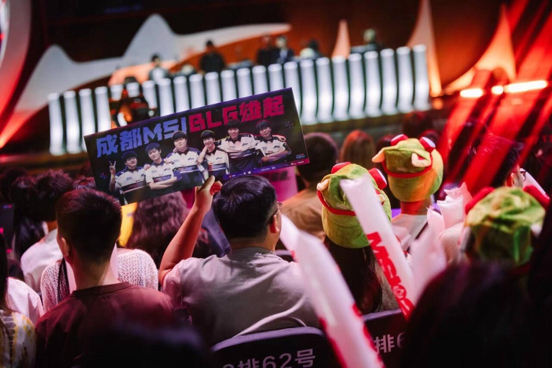 KaKAO 赵信的枪如龙，捡起蓝色 Wolf ，而 Gwen 唱着向前冲。 Puff 队伍赢回一城